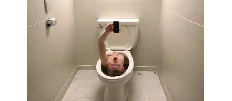 Rüyada Cep Telefonunu Tuvalete Düşürmek: Anlamları ve Yorumları